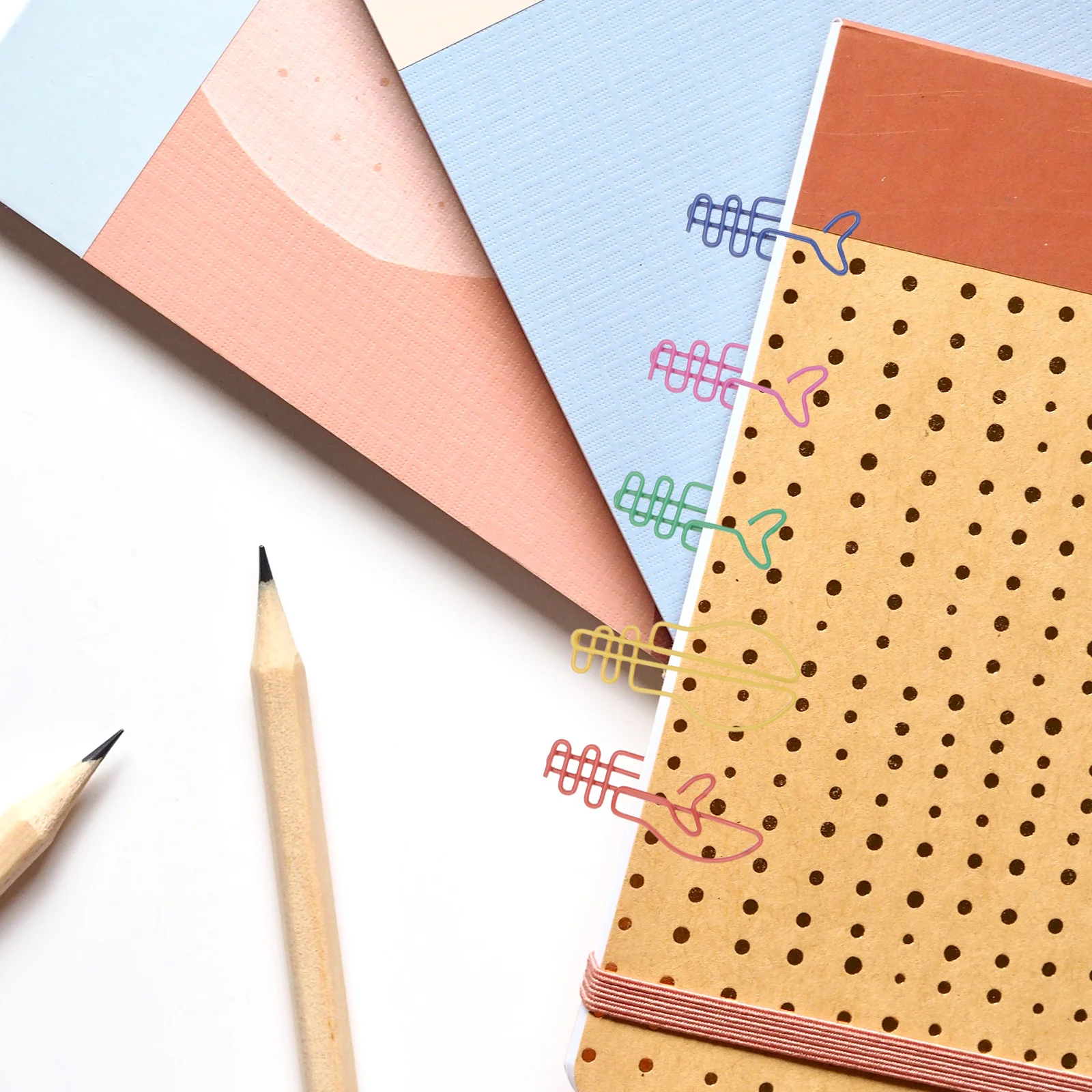 

30PCS Colorful Light Bulb Shape Paper Clips Creative Marking Clips Bookmark Clips for Office School Wedding