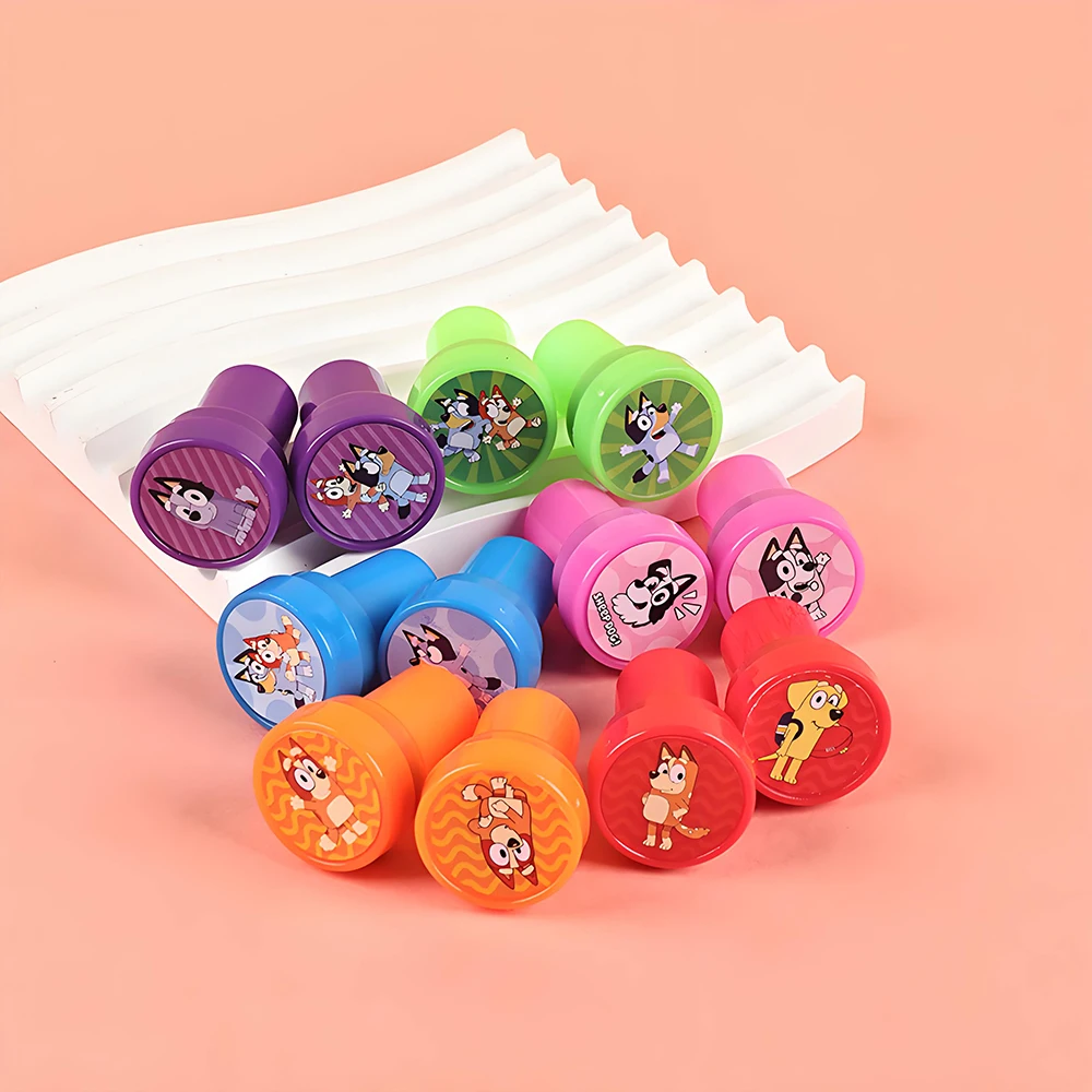 Bluey Bingo Seal Toys أنيمي الشكل الكعك محظوظ الجوارب لطيف الكلب الملونة الطباعة ختم البريد هدية عيد ميلاد للأطفال