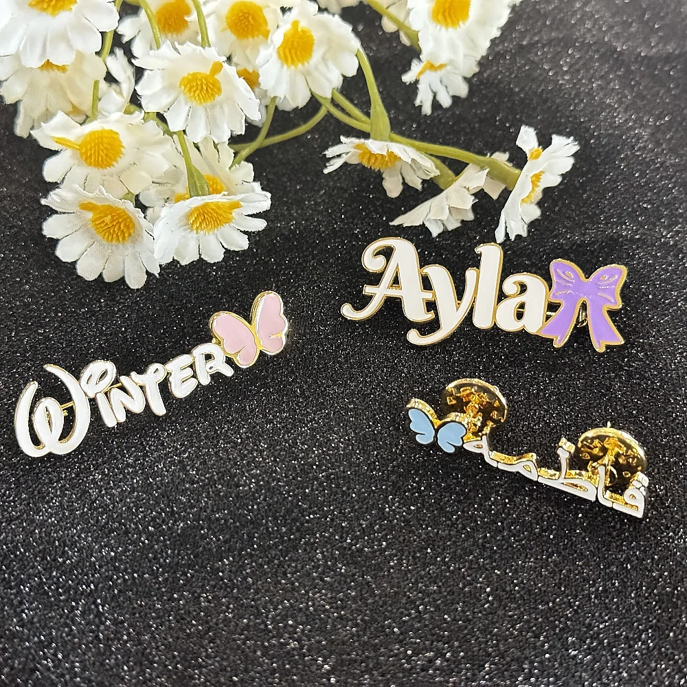

DUOYING Custom Letter Enamel Brooch Pin Personalized Language Name Butterfly Brooch For Back to School Jewelry Gift