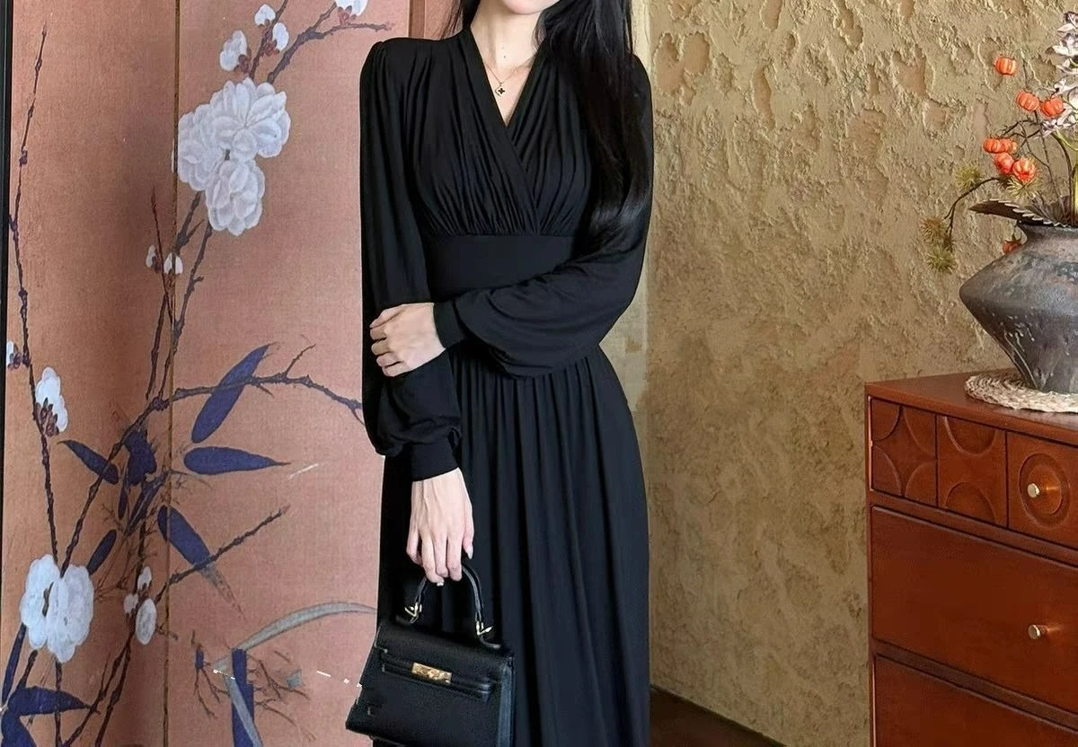 Sukienka damska na jesień 2025, nowa kolekcja, modna, elegancka, z długim rękawem, dekolt w serek, wysoki stan, wyszczuplająca.