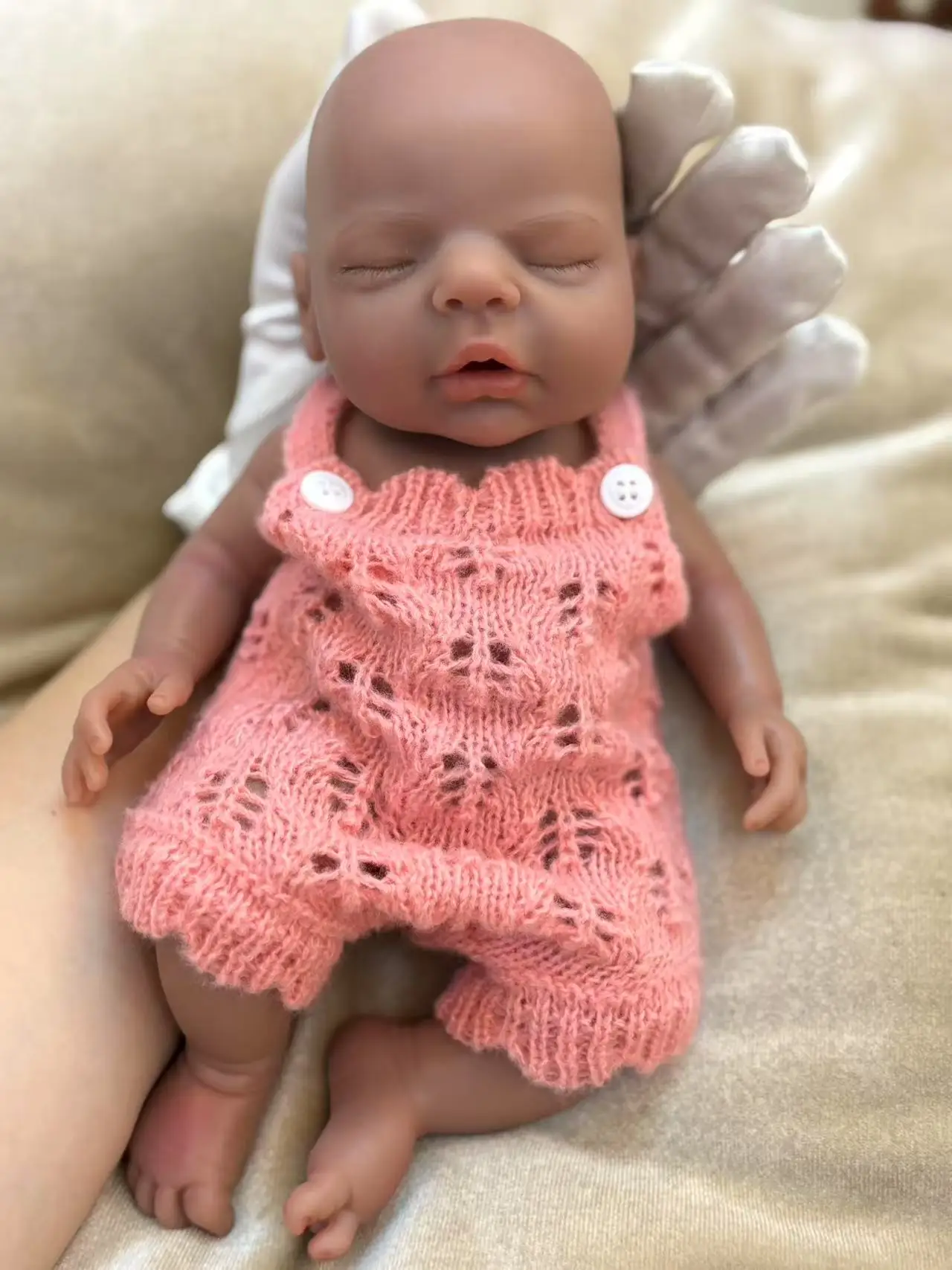 Muñeca Reborn de silicona de piel oscura de 10 pulgadas, muñeca recién nacida de silicona suave pintada con vestido Adorable para chico