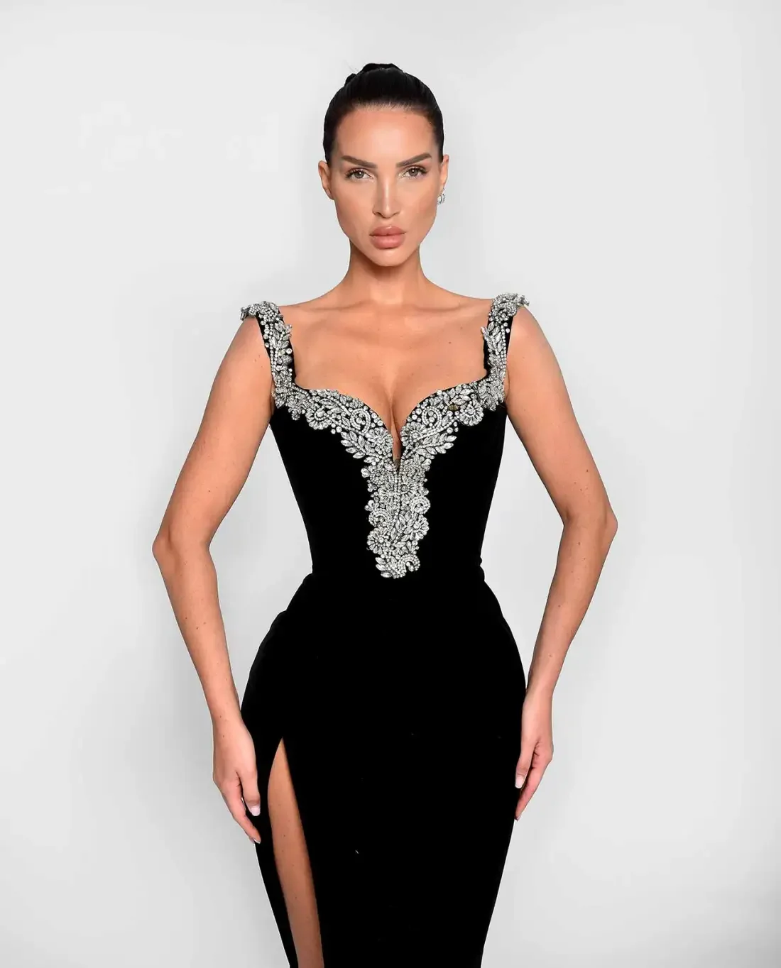 فستان رائع من القطيفة للحفلات الراقصة مطرز بالكريستال فساتين سهرة طويلة بفتحة جانبية مثيرة بدون أكتاف ورقبة على شكل V في دبي فستان رسمي للحفلات باللون الأسود #2
