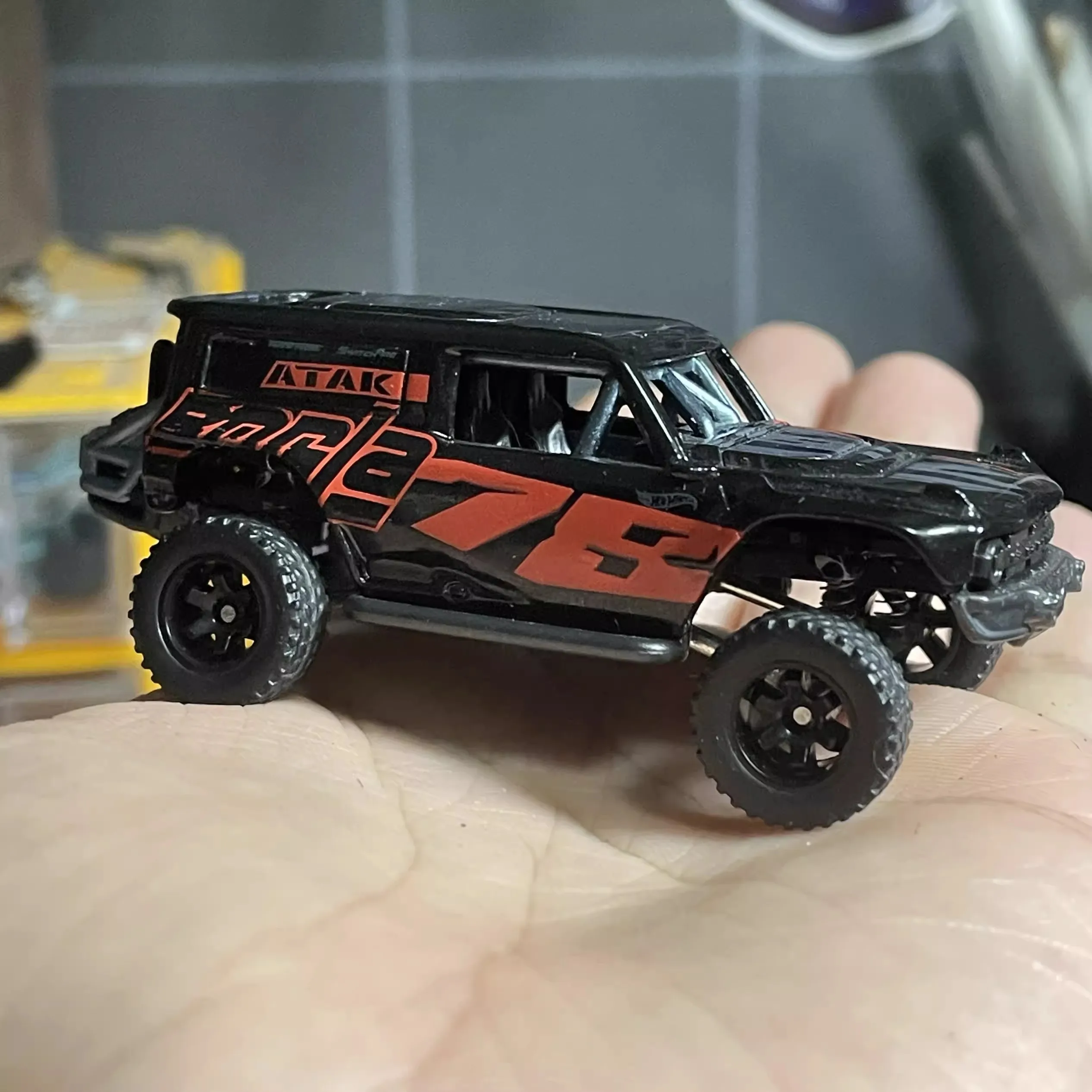 1:64  Bronco Conversion Modified Shock Off-Road Rubber Tires Model Car Scene Accessories