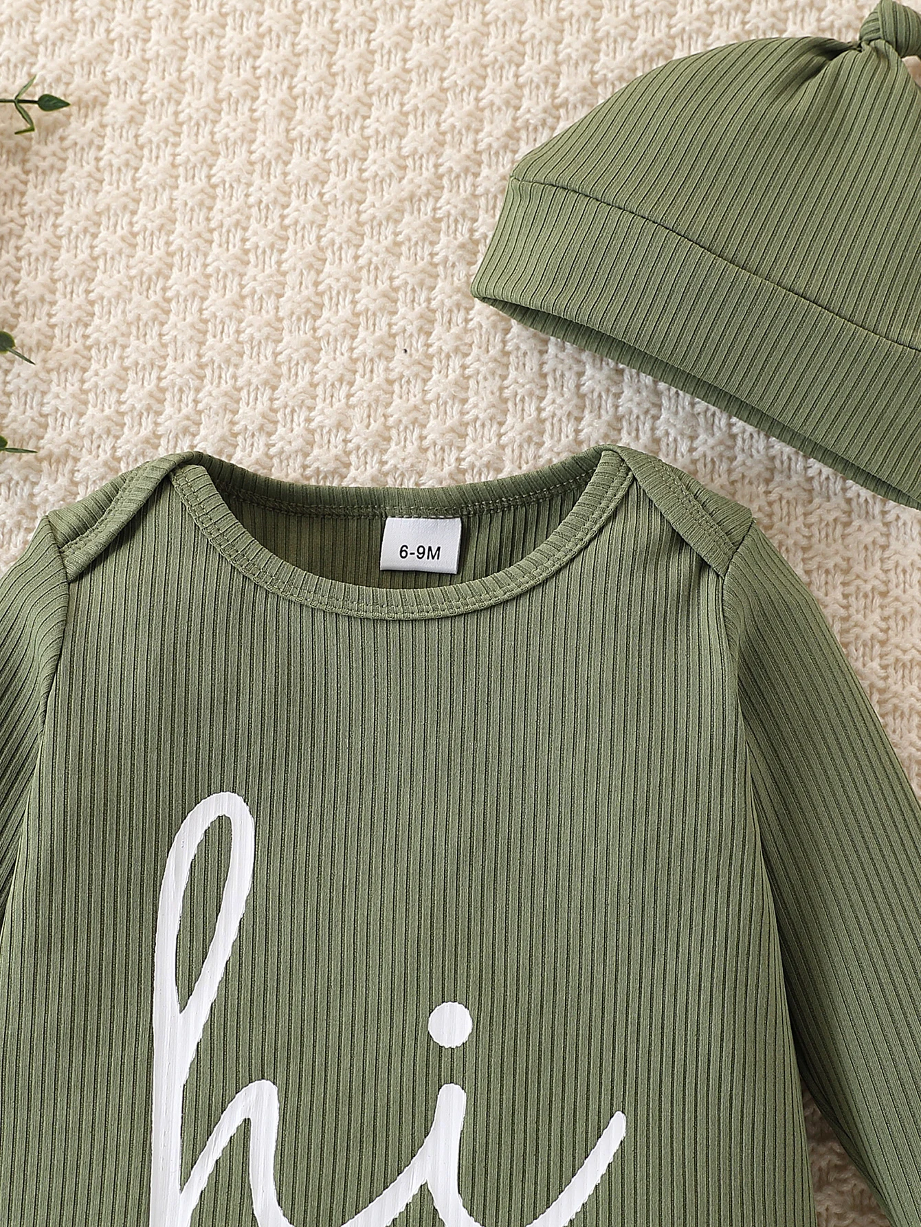 Modischer, süßer Overall mit Alphabet-Motiv, einfarbig, mit Rundhalsausschnitt und langen Ärmeln für Babys, Jungen, inklusive Mütze und Socken. – Detail 5