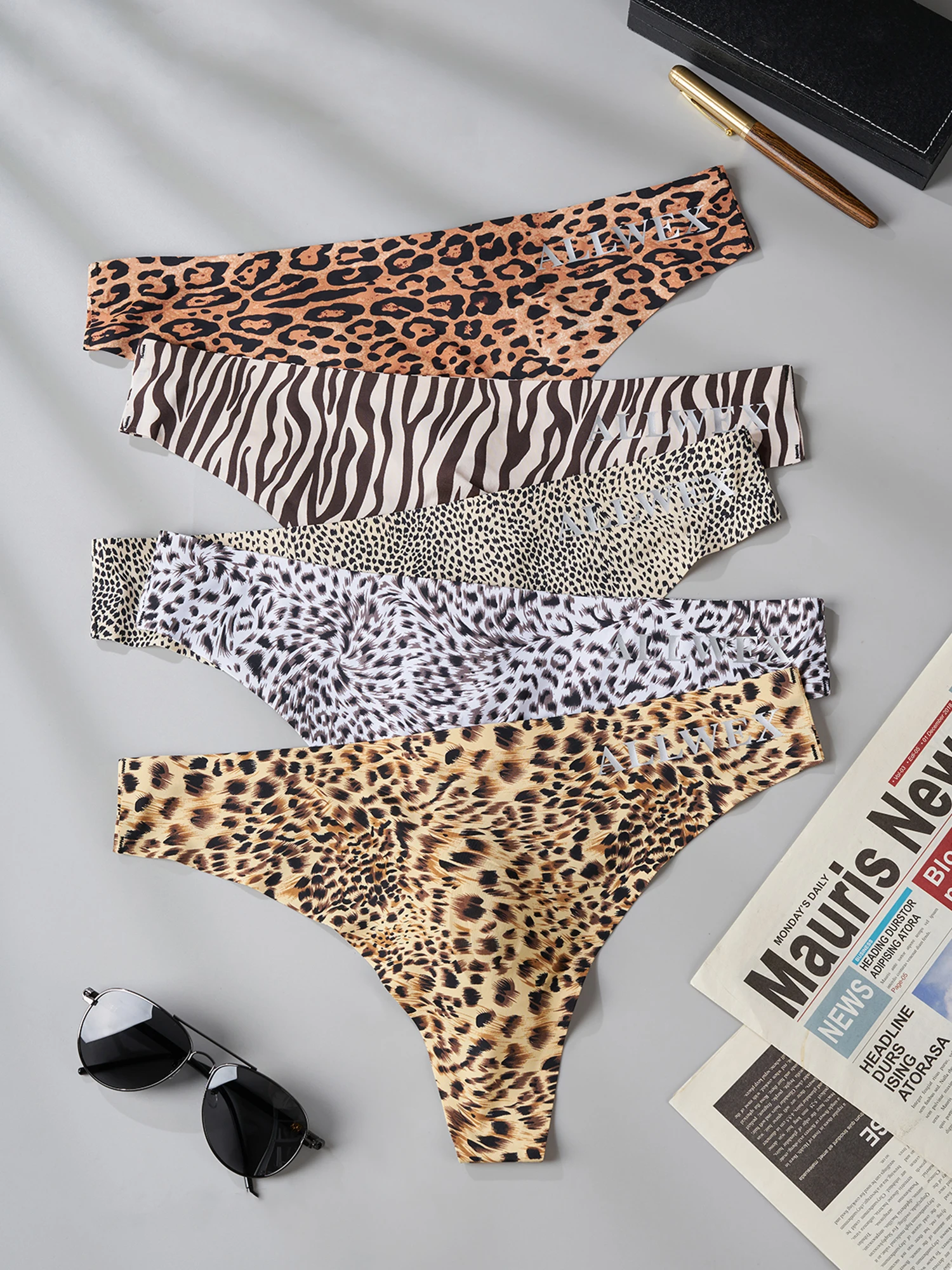 Men's Low Waist Leopard Print Thong Sexy 3D Pouch Underwear Breathable Thin Fitness T-Back Briefs Plus Size Soft Comfortable Und