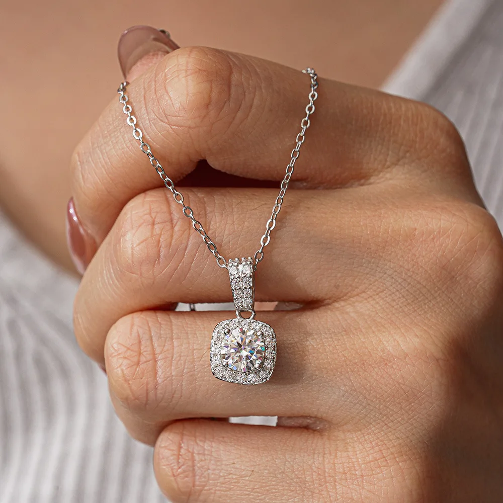 

Ожерелье с подвеской из стерлингового серебра 925 пробы с муассанитом для женщин, классическая квадратная подвеска-сумка, элегантный дизайн, подходит для повседневного ношения