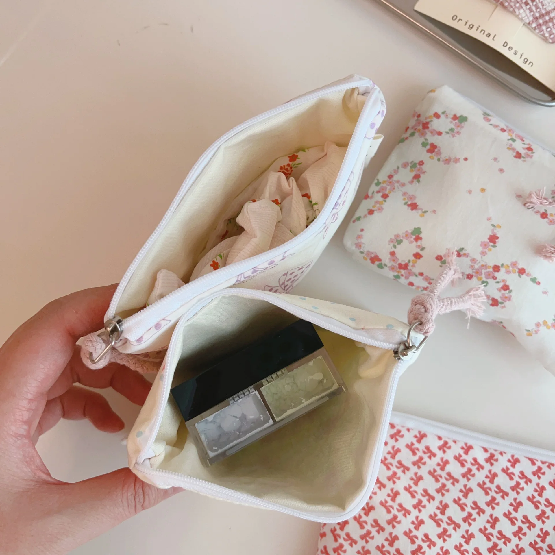 Elegante monedero con lazo, bolsa de maquillaje con lápiz labial floral, bolsa organizadora portátil de viaje, bolsa para tarjetas, auriculares, bolsa de almacenamiento para toallas sanitarias