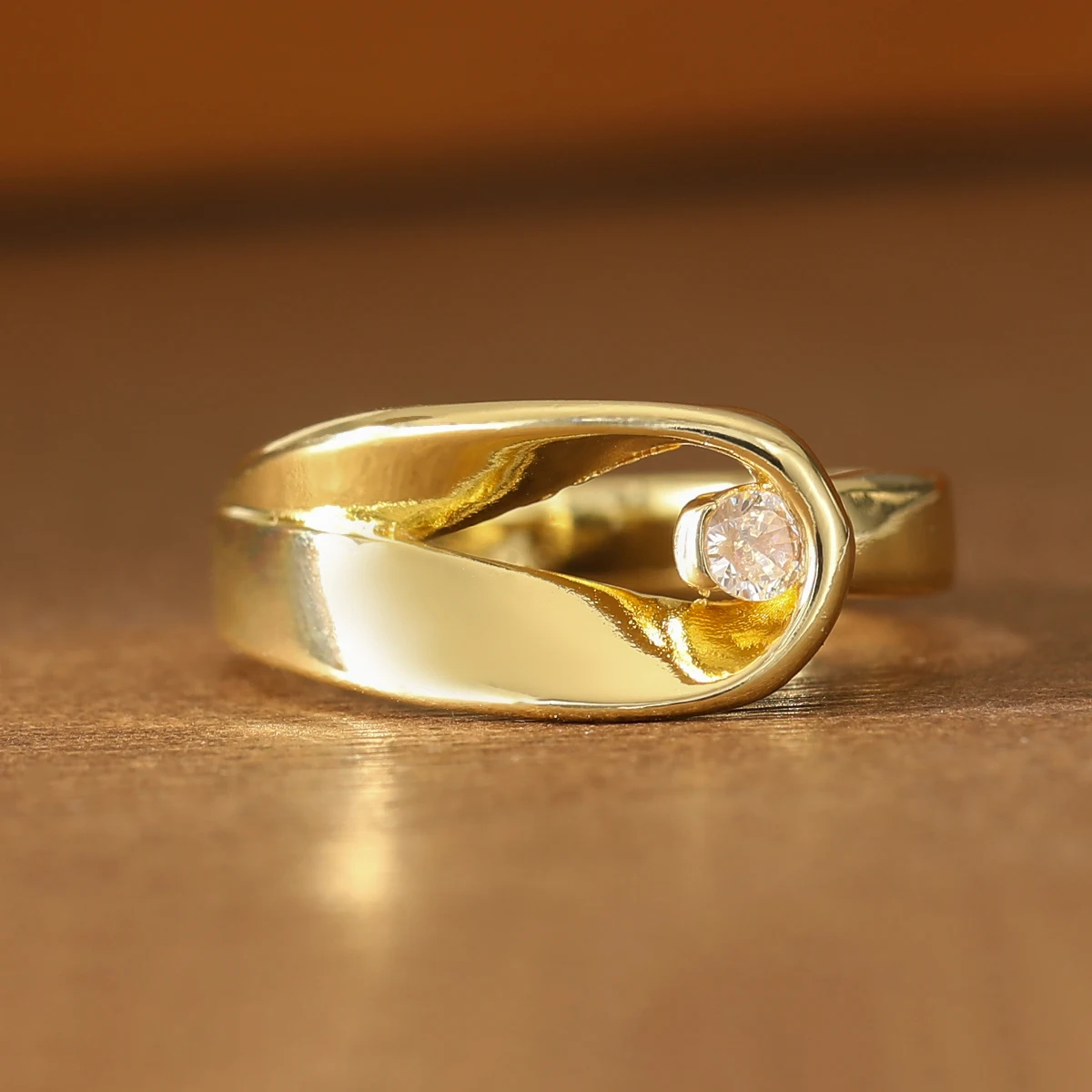Luxuriöser Ring mit gedrehtem Band und synthetischem Edelstein aus Kupfermaterial für Damen, geeignet für Bankette und den Alltag. – Detail 2