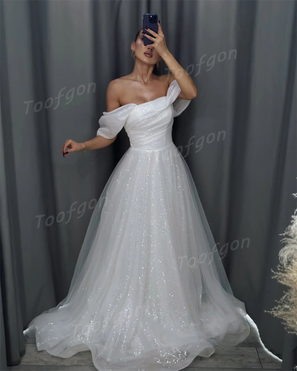 Toofgon بريق تول لامع فساتين الزفاف قبالة الكتف غاردن الطية سباركلي فستان العروس مخصص مشد عارية الذراعين زي العرائس