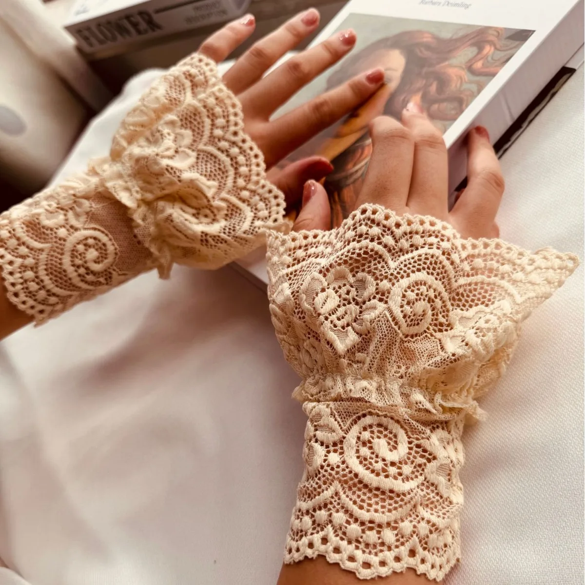 

Накладные рукава из кружева для