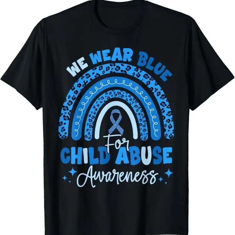 T-shirt avec ruban bleu arc-en-ciel que nous portons pour la sensibilisation à la violence contre les enfants