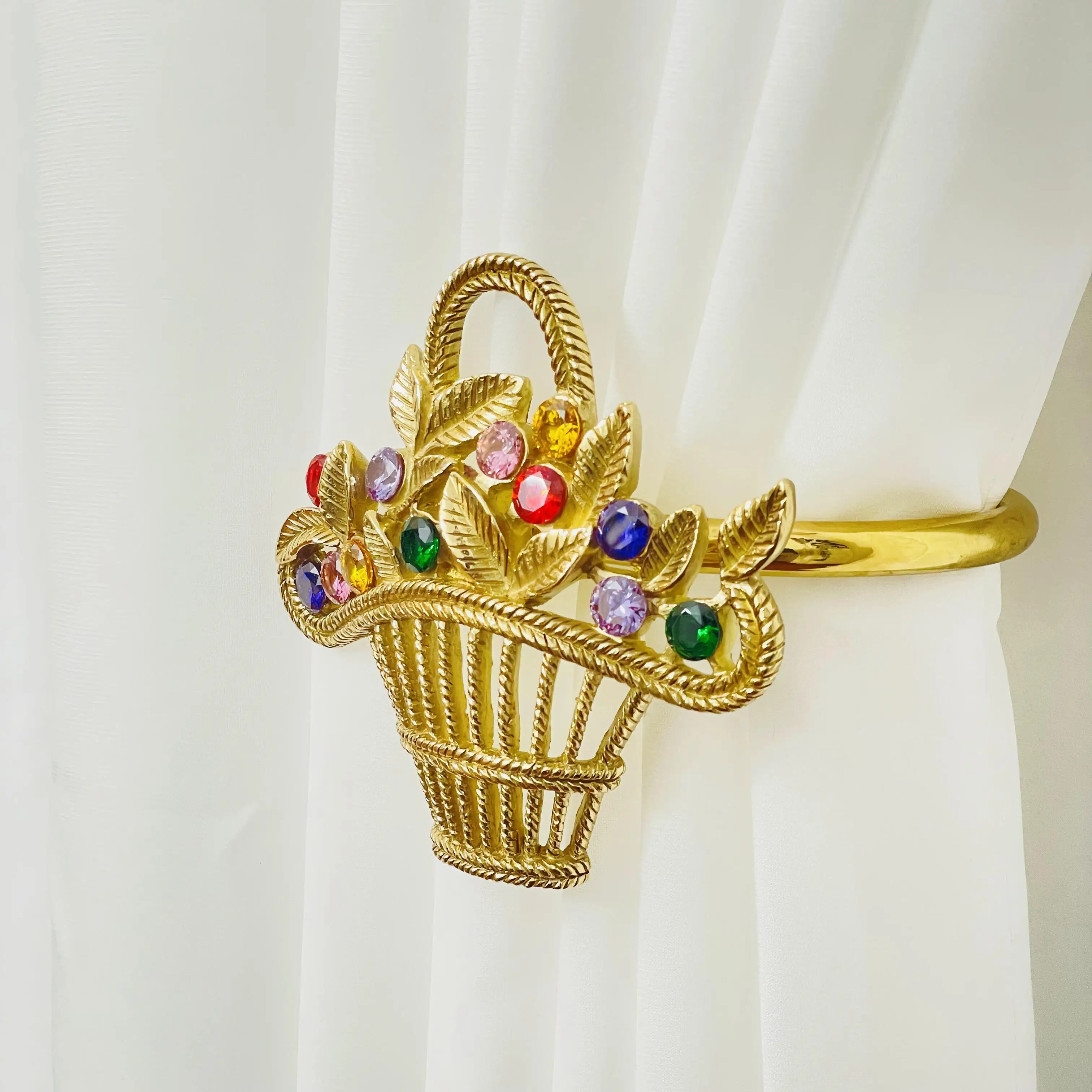 Handgefertigte Vorhanghaken aus Messing für die Fensterdekoration