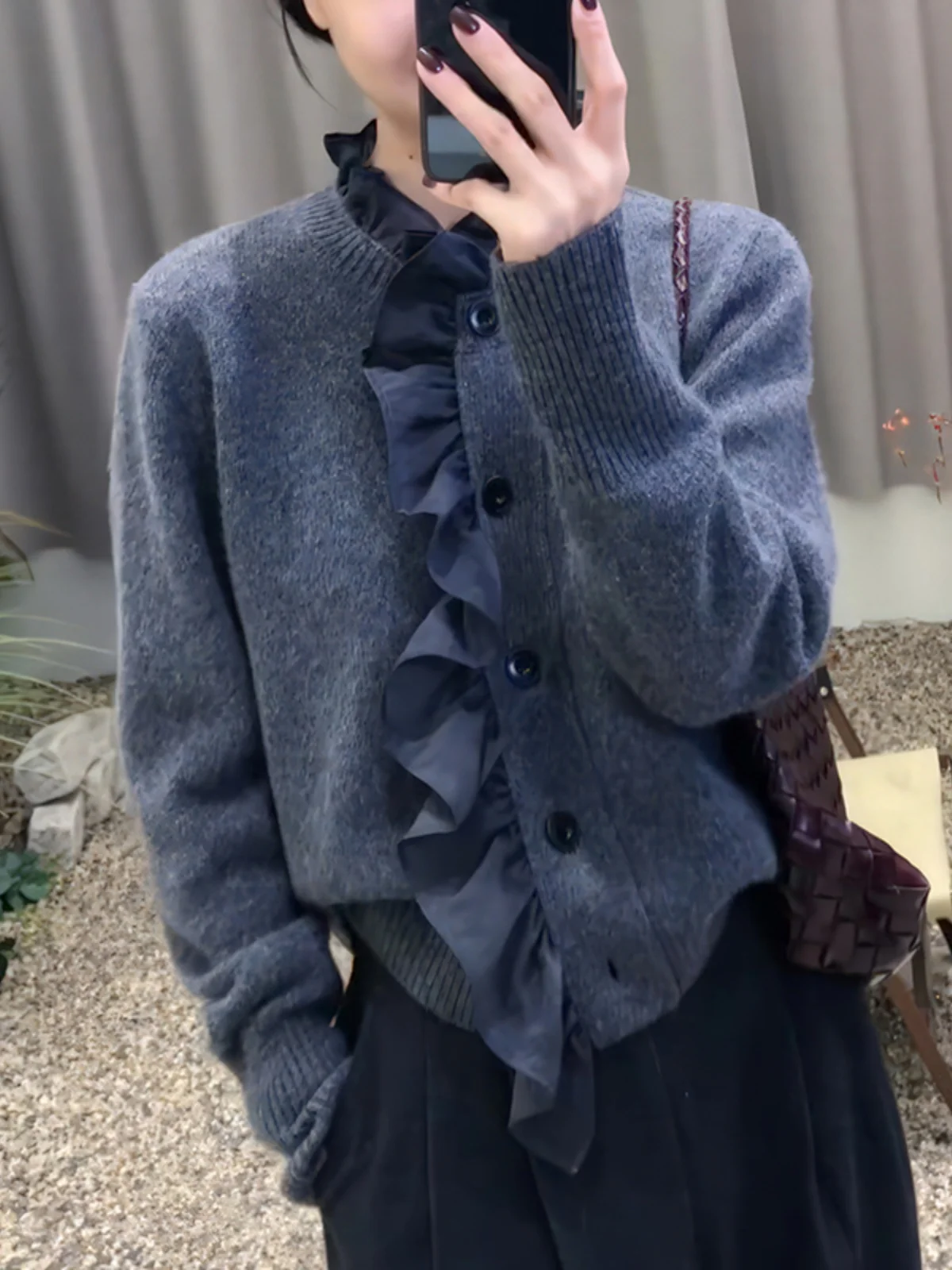 

Мягкий синий свитер с одной пуговицей и вставками, модель Gtuq2025, осень-зима, новинка, корейский стиль, длинный рукав, стандартная длина