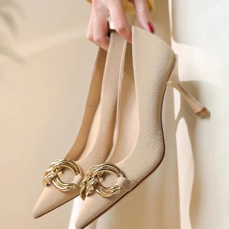 

2025 Новые женские офисные туфли на тонком каблуке, модные женские туфли-лодочки с большой металлической пряжкой и острым носком, вечерние туфли Женская Обувь