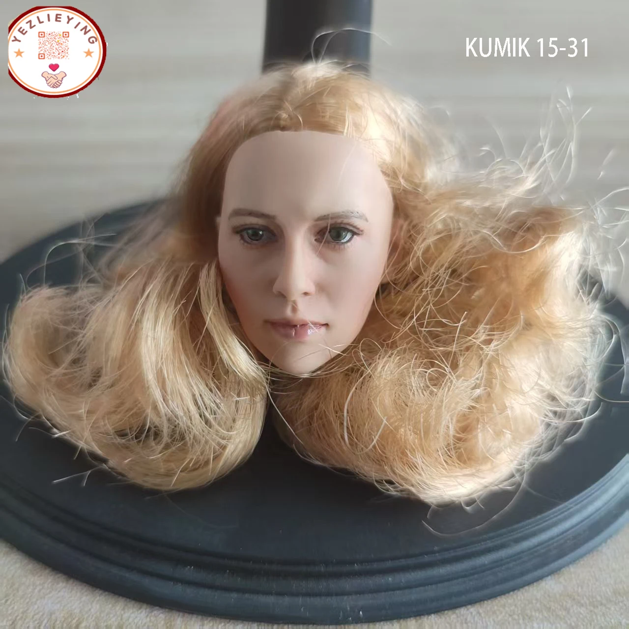 

1/6 Sca KUMIK 15-31 Женская голова Скульптура 1:6 Скульптура головы девушки Золотые вьющиеся волосы Резьба по голове Подходит для 12-дюймовой фигурки тела Коллекционная фигурка