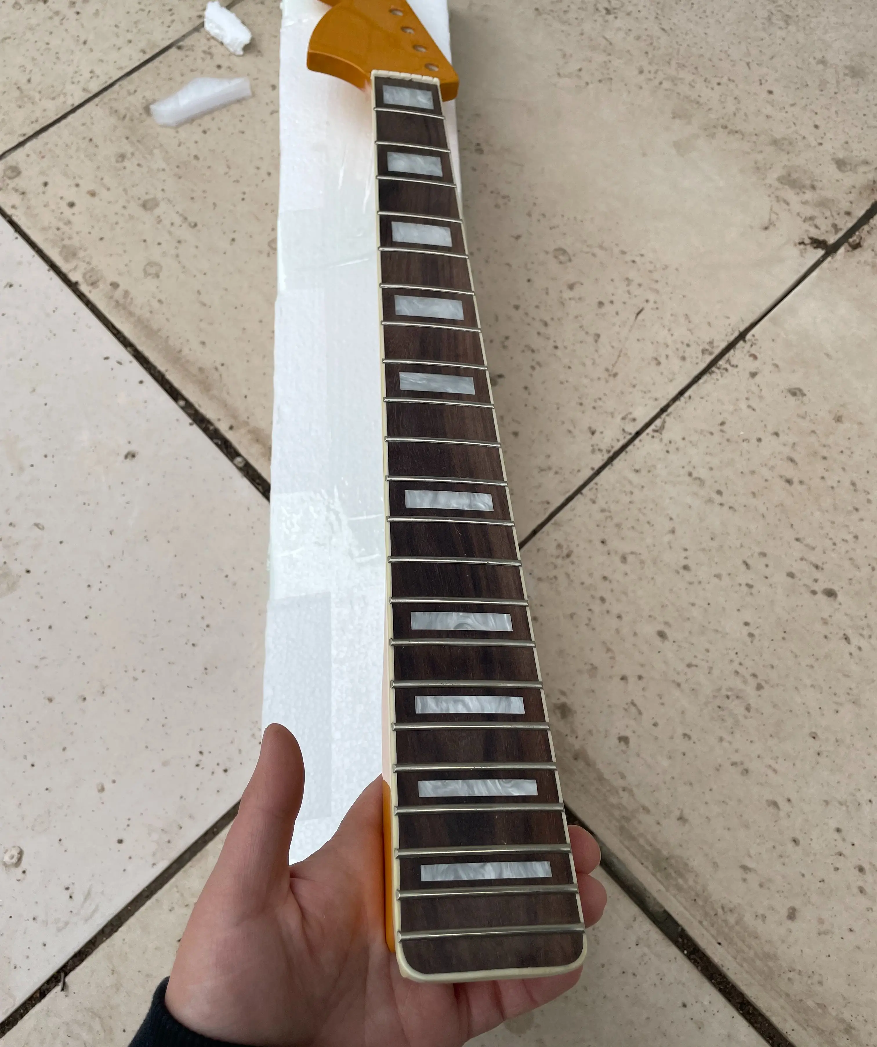 Left Hand Big Head Yellow Gloss Maple Guitar Neck, 22 Frets Rosewood Fretboard, White Block, Acrylic Inlay Parts, Guitar Handle