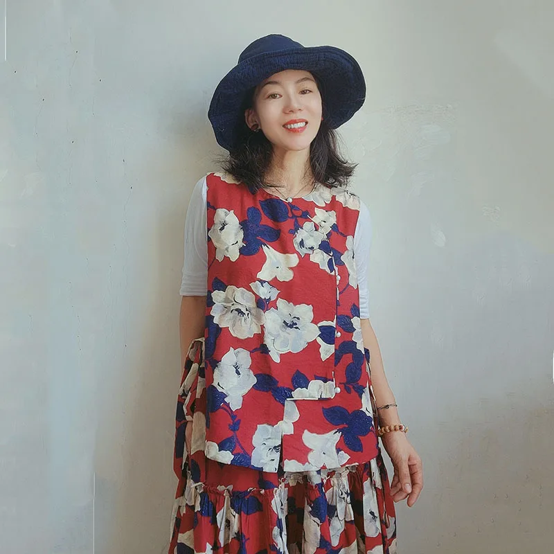 

Женская жилетка свободного кроя с оригинальным дизайном, косыми пуговицами, из смесового хлопка, с принтом, модная и универсальная