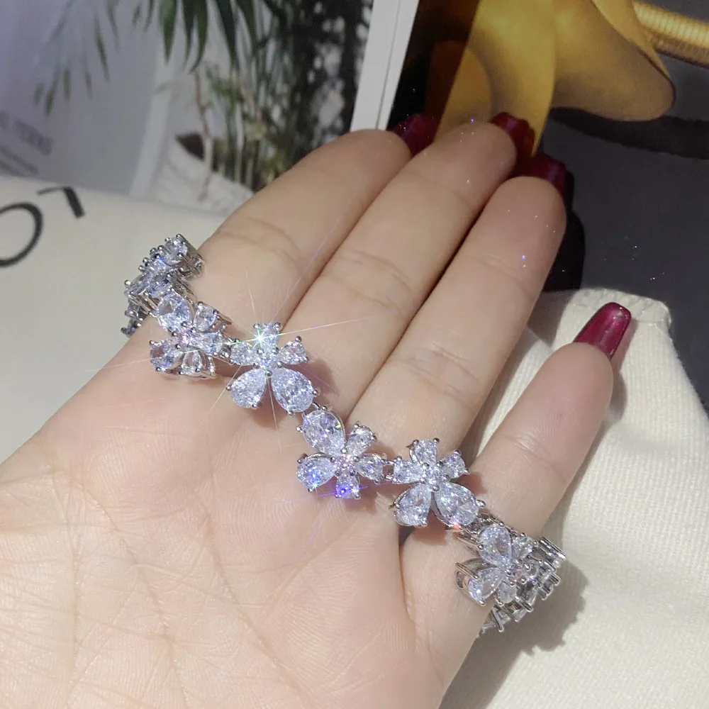 2023 Women Shiny and Shiny Little Chrysanthemum Plated 18K Gold Full Diamond Flower Bracelet
