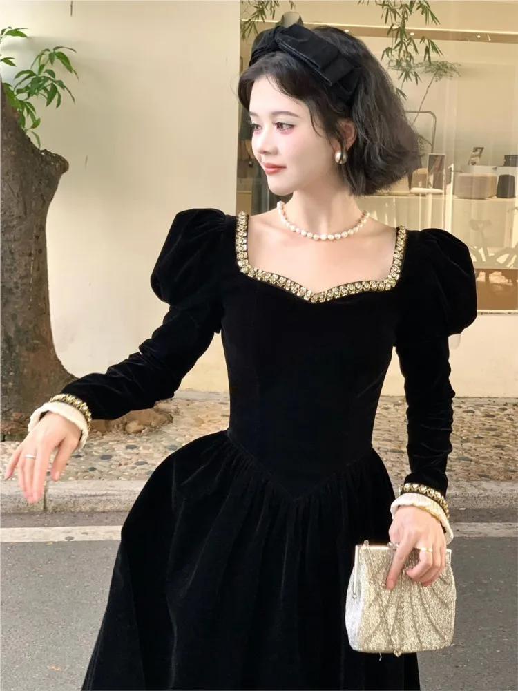Black velvet puffed sleeve waist-cinching long dress