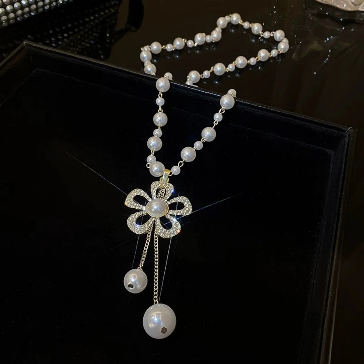 Elegante französische Strass-Perlenblumen-Halskette mit langer Kette für Damen und Herren, zarte florale Quasten-Choker-Schmuckstücke – Detail 21