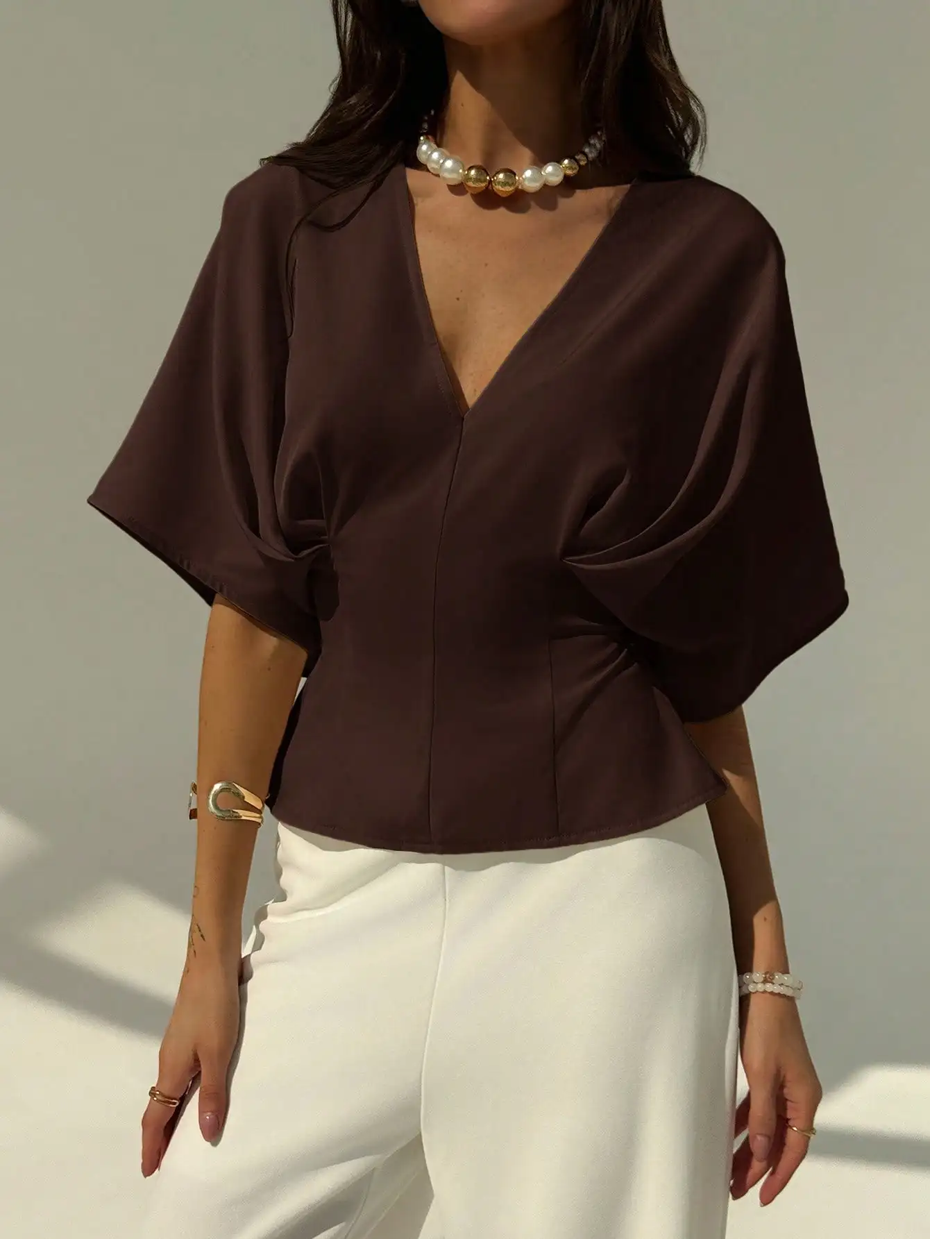 Camicia estiva aderente ampia e minimalista a maniche corte con pullover colorato con fiocco sul retro, versatile per ufficio e pendolari