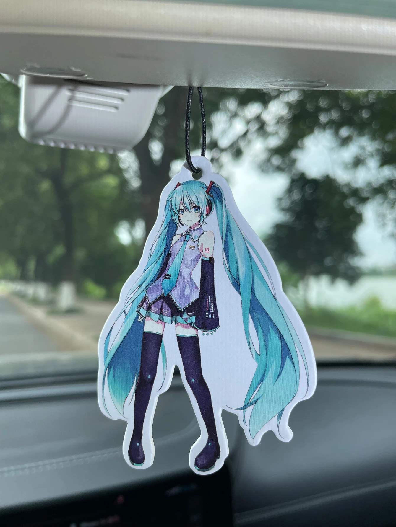 Hatsune Miku/Freesia Fresh Fragrance Five-Star Neutral Car Perfume and Non-Toxic Air Freshener |   Natural Essential Oils and Aromatherapy Scent Tablets (Noroili/Grapefruit/Cedar) |   Hanging Type and Dual-Purpose with Vent Clip |   Long-Lasting Fragrance for 60-90 Days |   Deodorize and Purify the Air |   Suitable for Use in Cars, Homes, Wardrobes, and Bathrooms. |   Same Fragrance as the One Sold in the Store