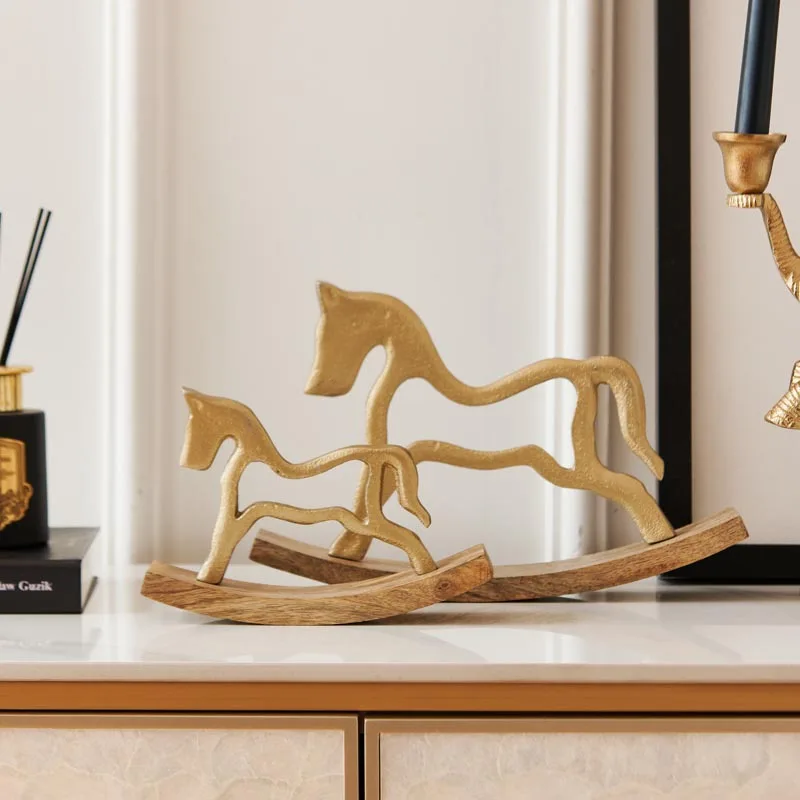 

Декоративная лошадка-качалка из алюминия и мангового дерева ручной работы, украшение для стола, декор для дома и офиса, подарок для современного интерьера