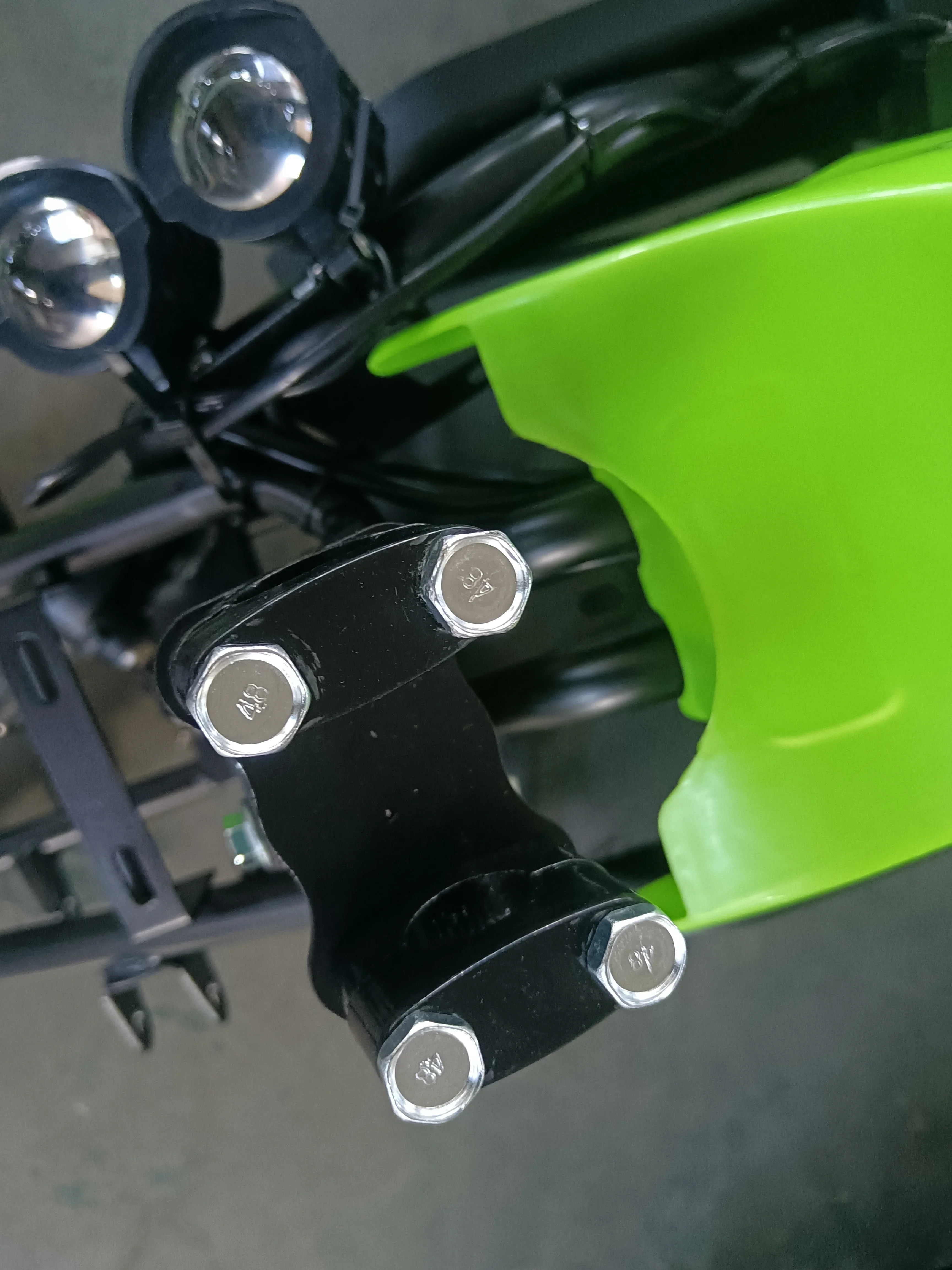 

QIQU Reliable Winter Performance 1000W High Power Motor -40°C Extreme Cold Parent-child Adults & Kids Electric Snow Go-Kart