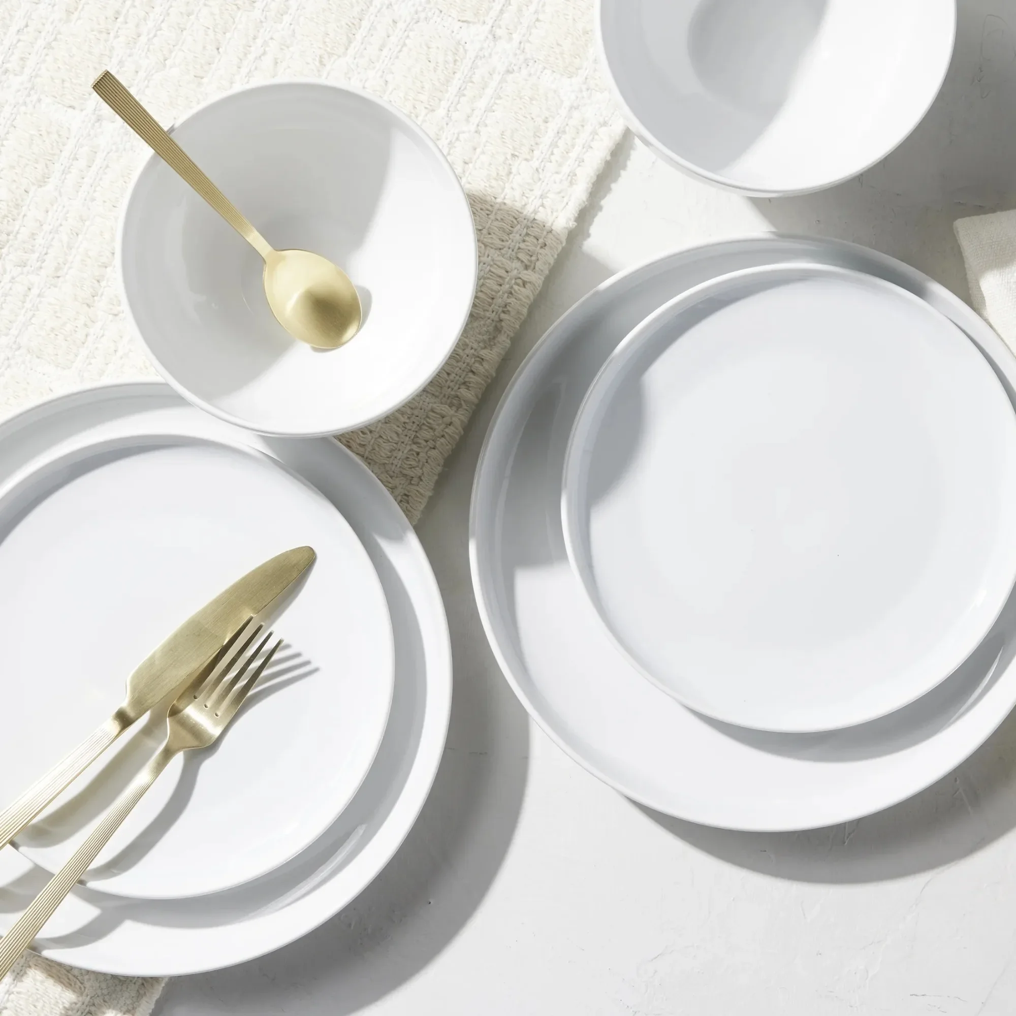 12 piece porcelain dinnerware set includes plates, bowls and mugs, elegant design for daily meals and entertaining