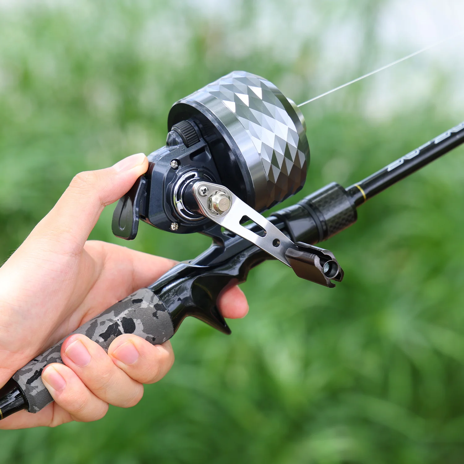 Sougayilang Bullet Typ Angelrolle Links und Rechts Hand 3,9:1 Schießen Geschlossene Fischrolle mit Linie Outdoor Jagd Angelrolle – Detail 14