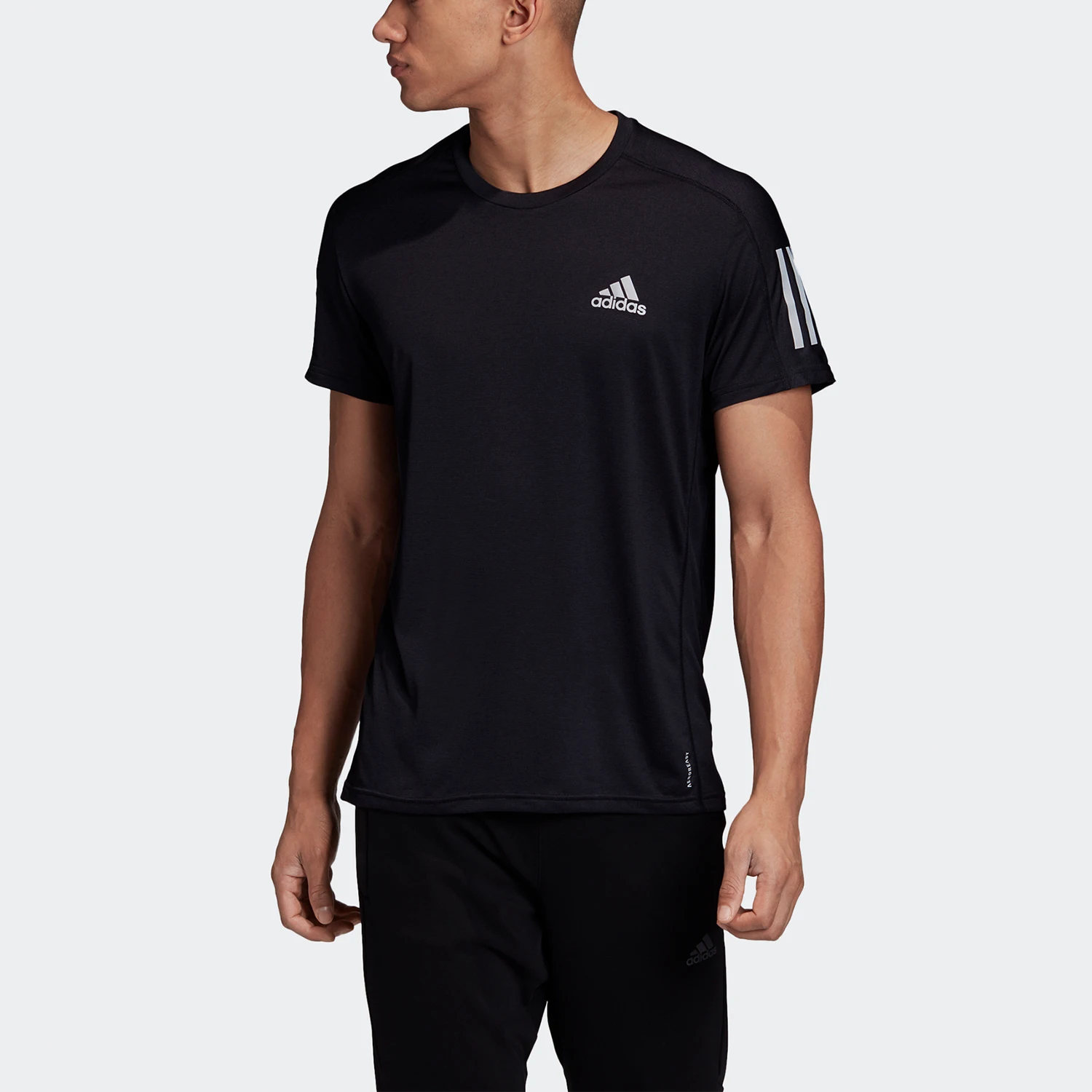 

Оригинальная мужская дышащая футболка Adidas с короткими рукавами и светоотражающими элементами для бега GC7873