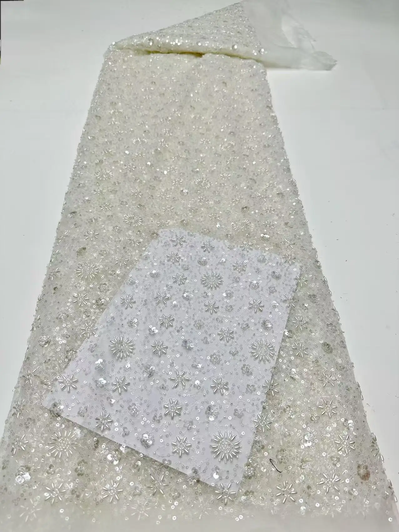 

Белая роскошная нигерийская сетчатая кружевная ткань 2026 года, африканская ткань с бисером и пайетками, вышитая сетчатая кружевная ткань для женских свадебных платьев