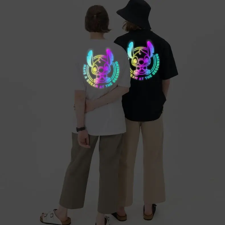 T-shirt con personalità Stitch carina riflettente laser dei cartoni animati Disney, giorni primaverili ed estivi, outfit da coppia, maniche corte larghe