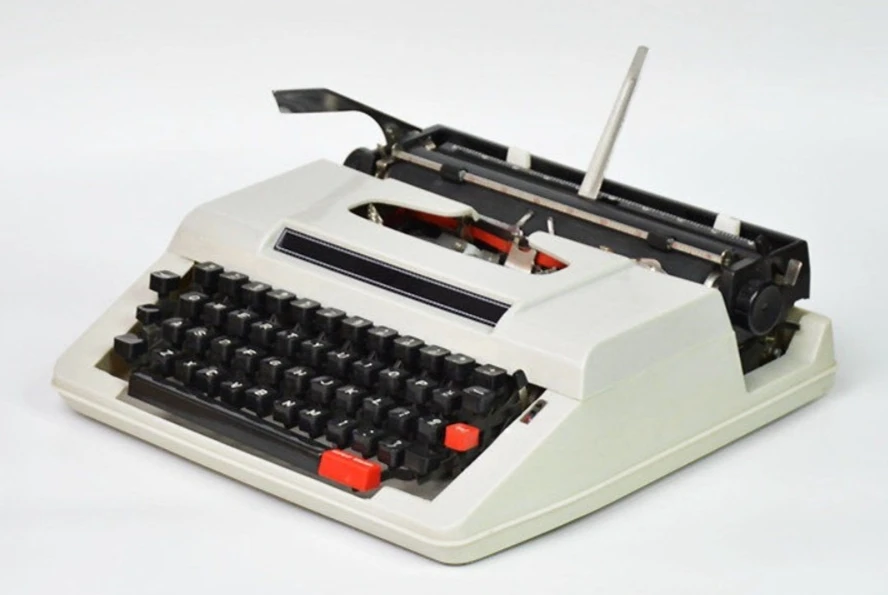 1980S Retro Mechanical Typewriter Beige Classic Antique Working Device For Home Display And Souvenir