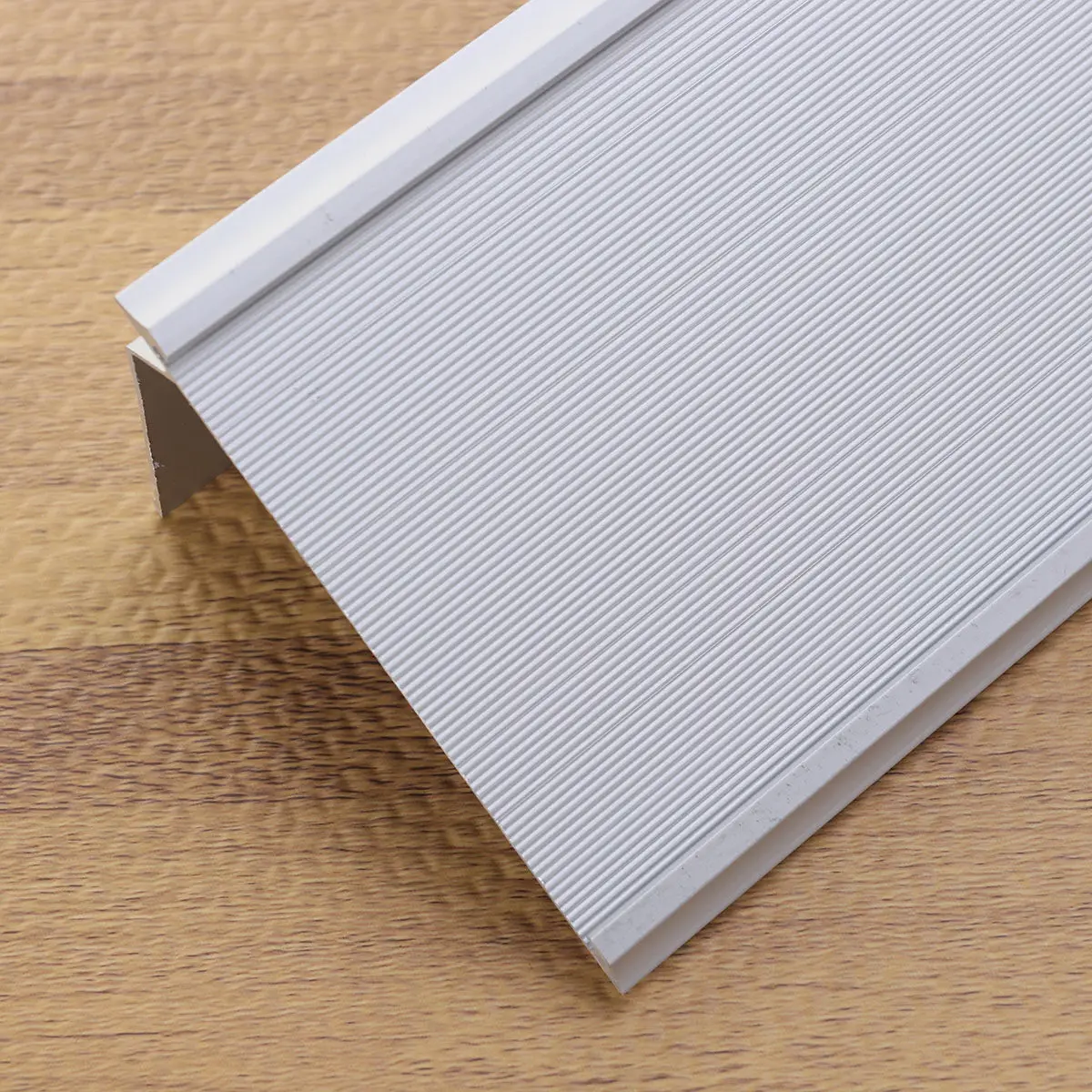 L Shape Aluminum Business Card Case Name Holder for Id Credit Cards Office Desk Nameplate Elegant Professional Organizer Silver