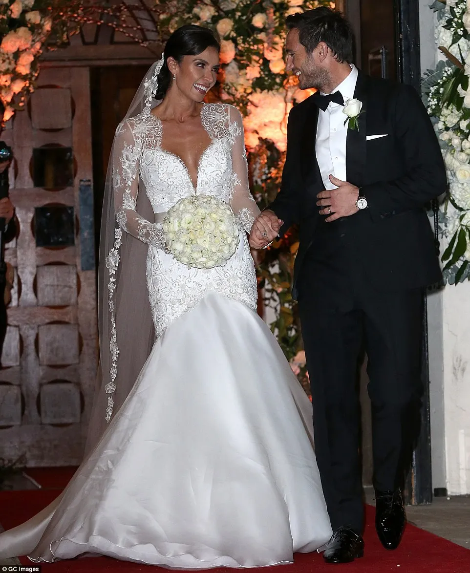 Impressionante longo mangas compridas vestido de casamento cetim de seda organza saia e bordado rendas sereia igreja vestido de noiva sheer mergulhando pescoço