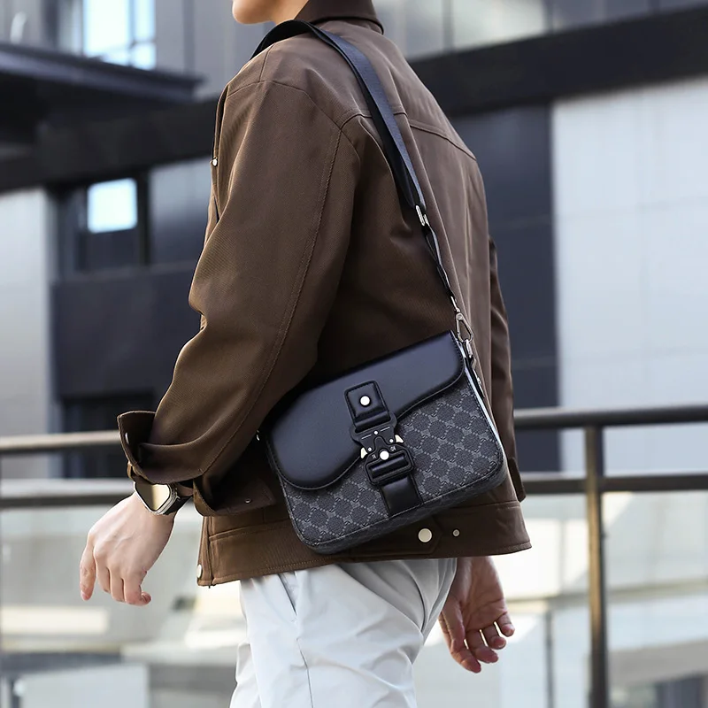 

Модная квадратная сумка-мессенджер для мужчин, маленькая сумка через плечо, подходит для повседневной носки и деловых поездок.