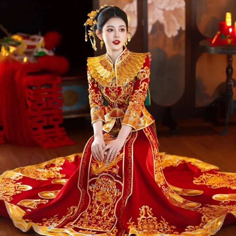 

The bride's new Chinese-style wedding dress with a phoenix crown and red robe is toasting gown