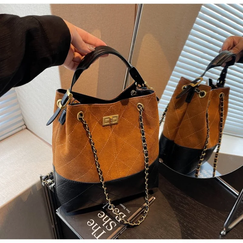 

Стильный однотонный клатч для женщин с минималистским винтажным дизайном и высококачественной кожей для пригородных поездок