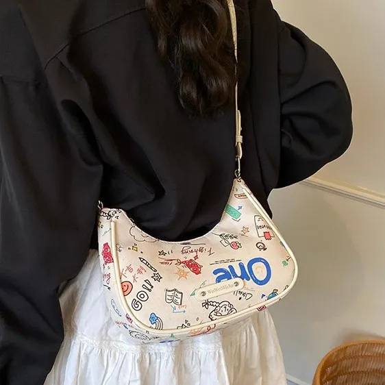 

2025 Новая простая сумка для подмышек с граффити-ретро-трендовая модная универсальная сумка для пельменей в иностранном стиле High Sense Niche ShouldeMessenger