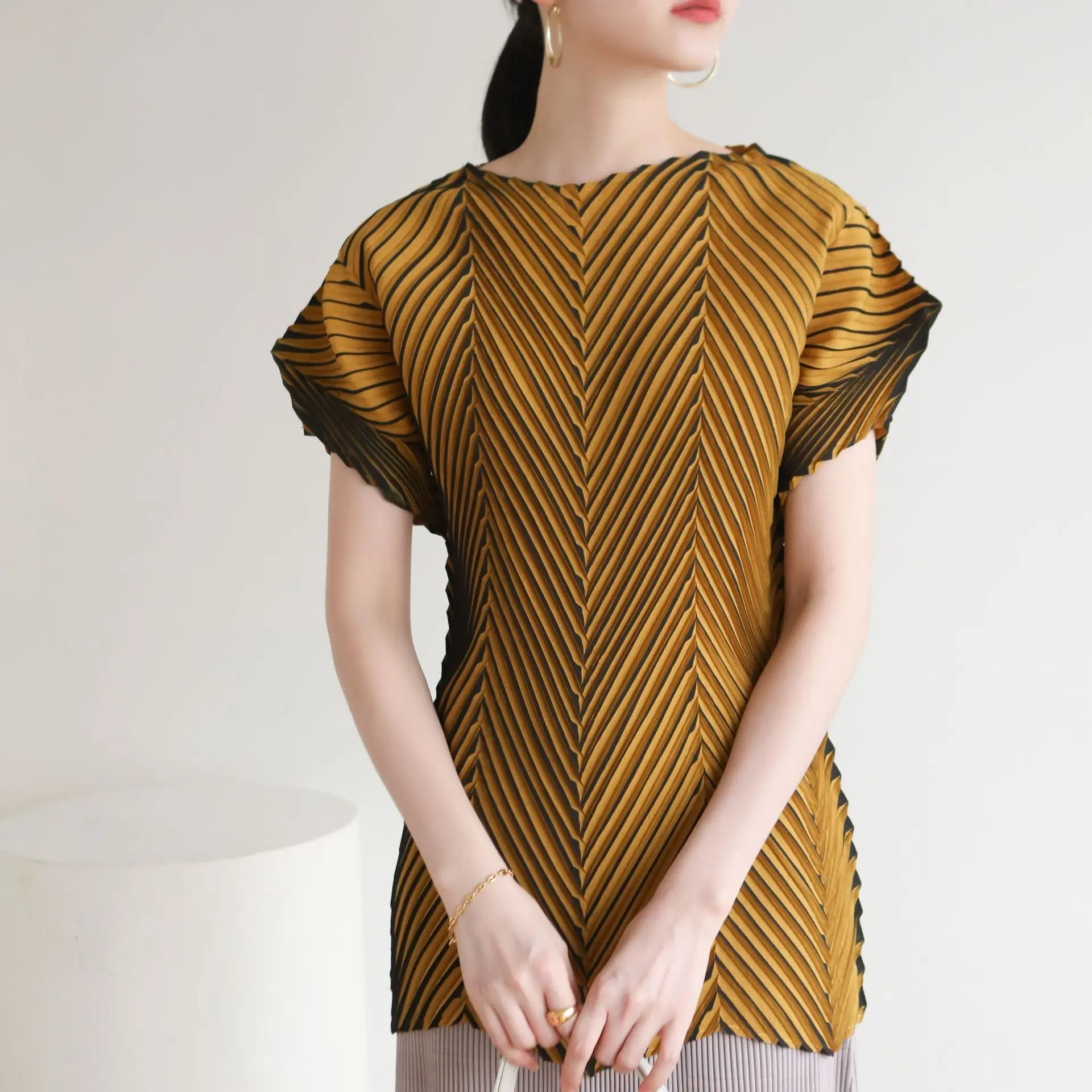 MIYAKE Wrinkle, hand pleat, gradual thinning, irregular fashion, high-end leisure, slim fitting T-shirt 1163