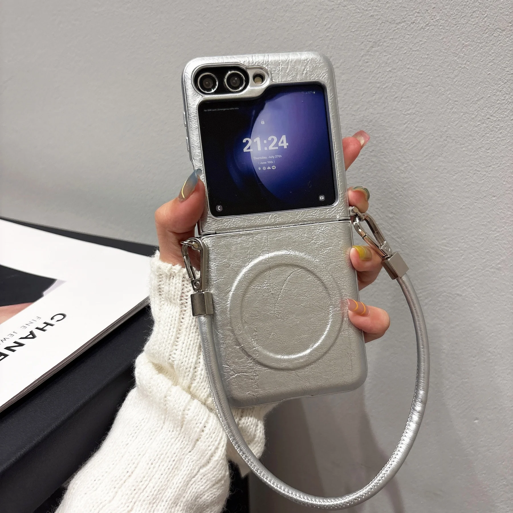 

Luxury Sliver Leather Pattern Magnetic Case With Rotundity Holder Leather Rope For Samsung Galaxy ZFlip7 ZFlip6 ZFlip5 Cover