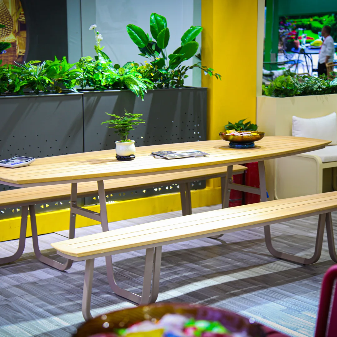 Stół ogrodowy prostokątny z aluminium i drewna tekowego na patio hotelowe, stół do jadalni z drewna tekowego.