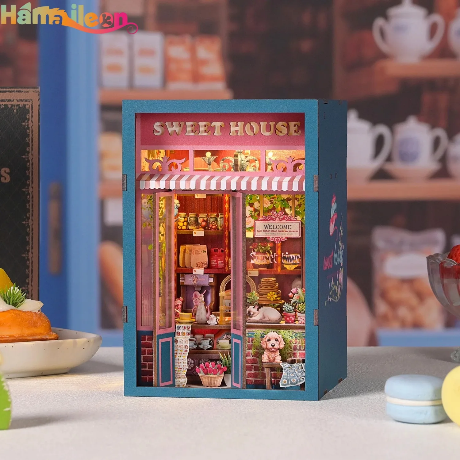 Hamaileon DIY Book Nook Kit 조명이있는 소형 나무 인형 집 책장 삽입 선물 용 3D 퍼즐 장식 모델 (Sweet House)