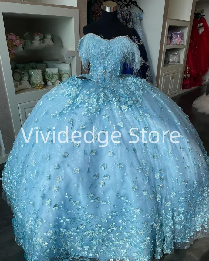 Fantasy Himmelblaue Prinzessin trägerlose Schnürung 2025, Feder-Abschlussballkleider, Quinceanera-Kleid, Ballkleid zum 15. Geburtstag, rückenfreies Abendkleid