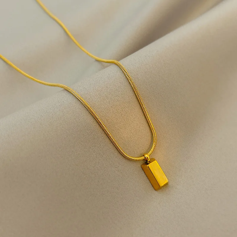 Titanium steel non fading small gold brick necklace for women, simple and luxurious, niche design, 18k gold versatile collarbone