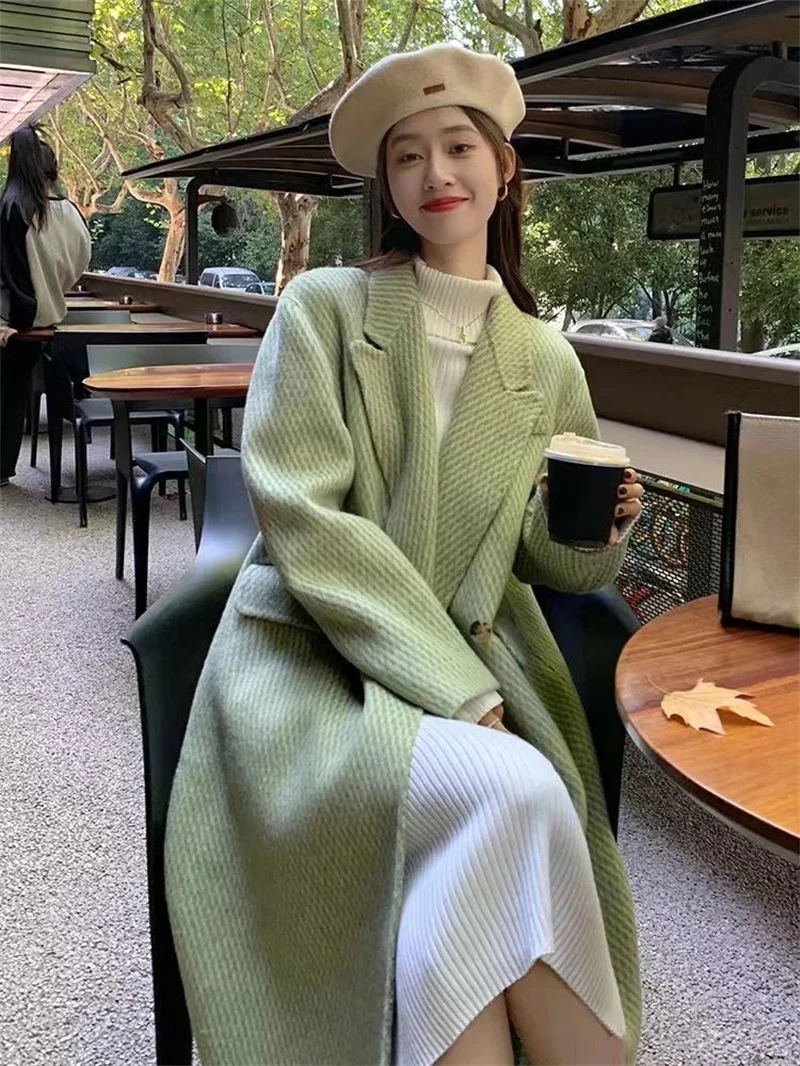 2025 Otoño e Invierno abrigo nuevo traje coreano para mujer cuello largo verde moda y elegante abrigo de lana suelto y adelgazante WLF
