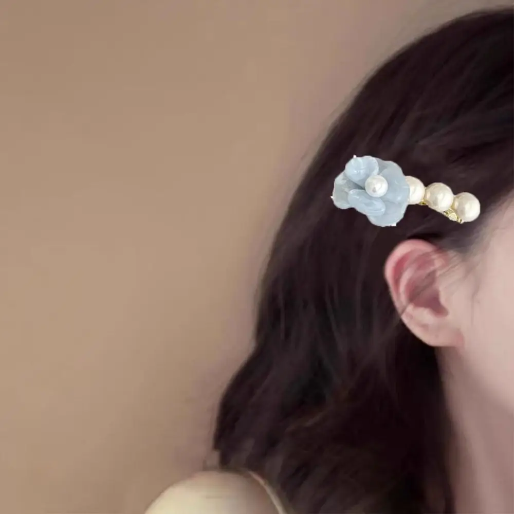 Clip laterale con perla di camelia in stile coreano adorabile Fermaglio per capelli con fiore in acetato dolce Elegante fermaglio a becco d'anatra per ragazze/signora