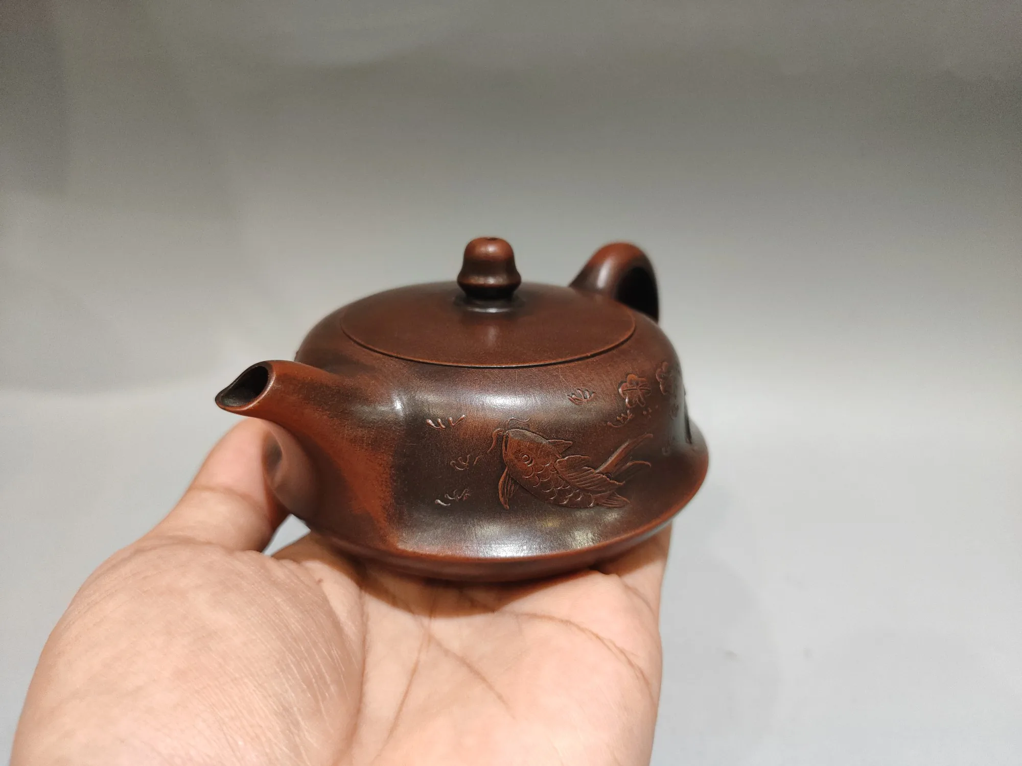 Yixing Purple Clay Pot Old Purple Mud Kiln turned virtual flat pot Fish patterned Teapot Kettle Tasting tea ceremony Ornaments