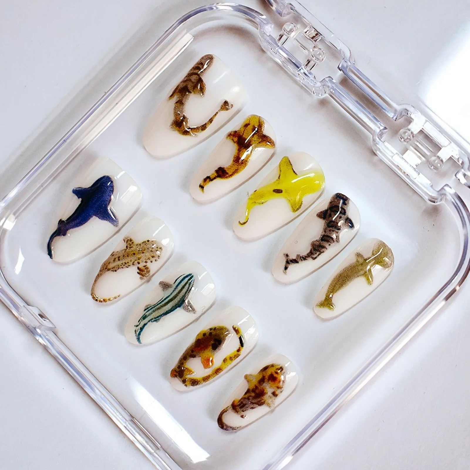 10 قطعة الصحافة اليدوية على الأظافر الحلو كول ثلاثية الأبعاد الأسماك الملونة ديكور الأظافر كاذبة الأبيض اللوز النساء الفتيات يمكن ارتداؤها وهمية مسمار مانيكير